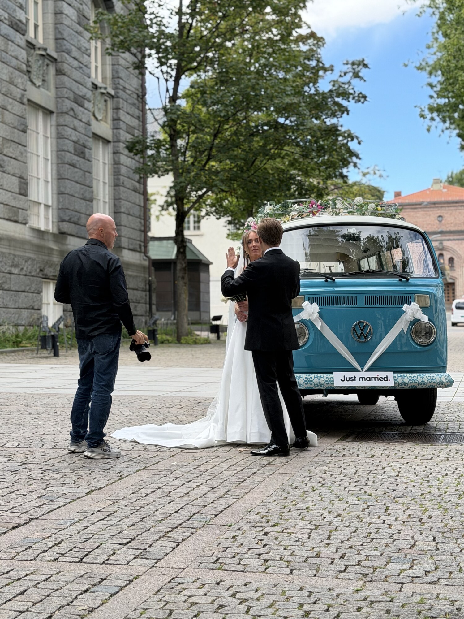 Brudeparet fotograferes ved den turkise VW-bussen på Bankplassen i Oslo