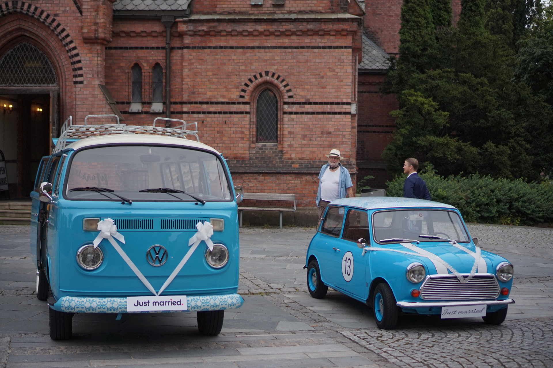 VW-buss og Morris Mini pyntet til bryllup foran kirke