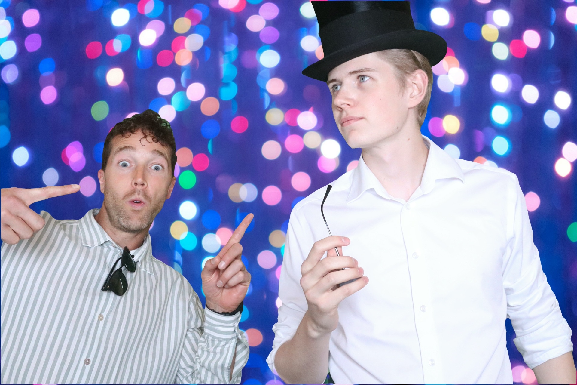 To menn poserer med flosshatt og solbriller foran fargerik bokeh-bakgrunn, ferdig bilde fra HappySmiles photobooth