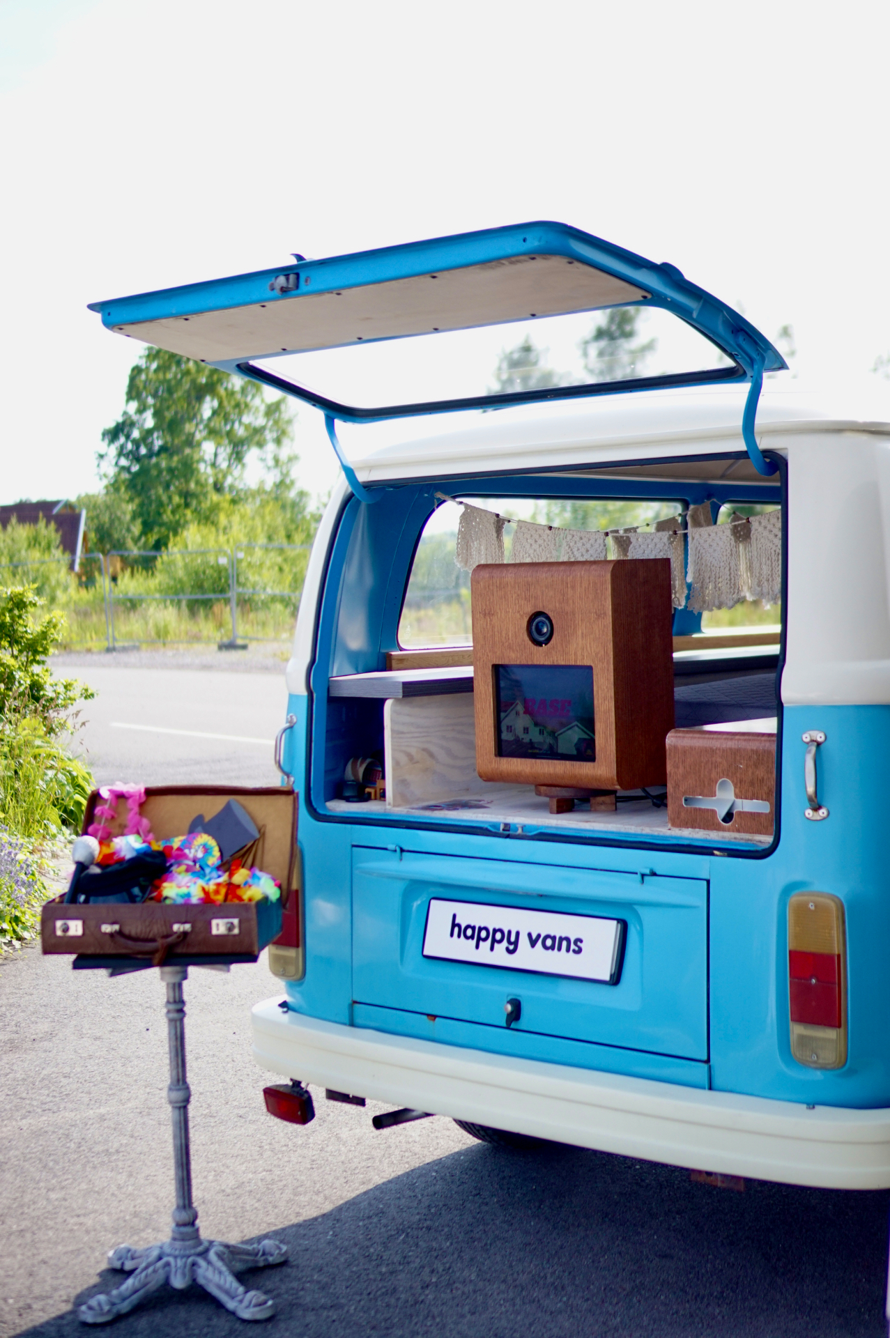 VW-buss med photobooth og rekvisittkoffert klar for gjester