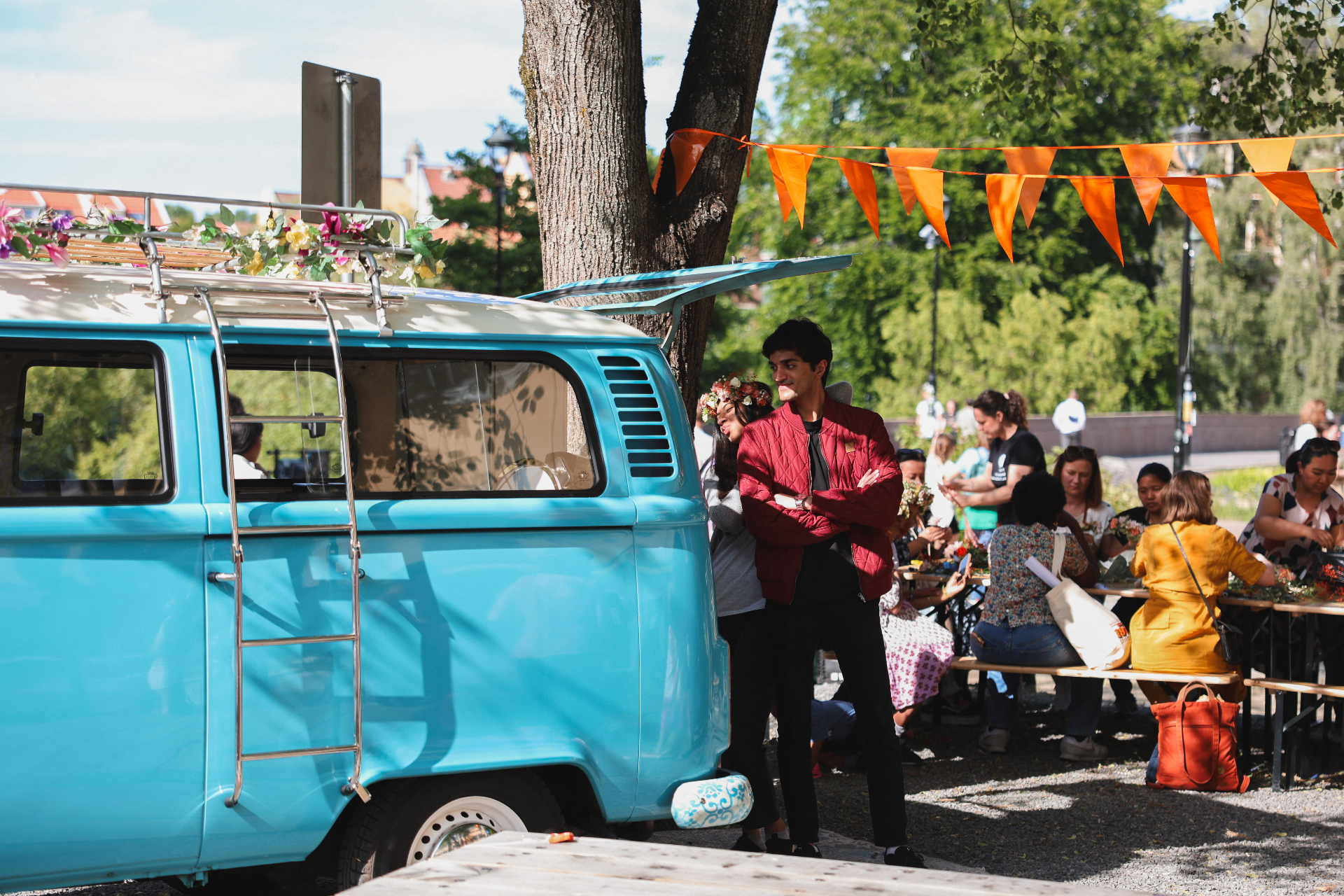 Vintage VW-buss som eventbil på firmafest med bunting og gjester