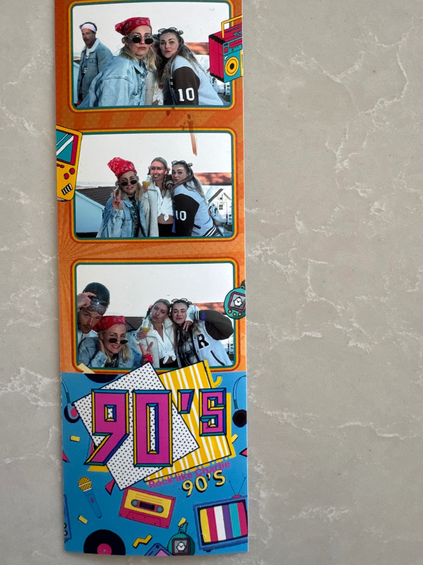 Photo strip med tre bilder av gjester i 90-tallsantrekk og en 'Rock like Charlie 90s'-illustrasjon nederst