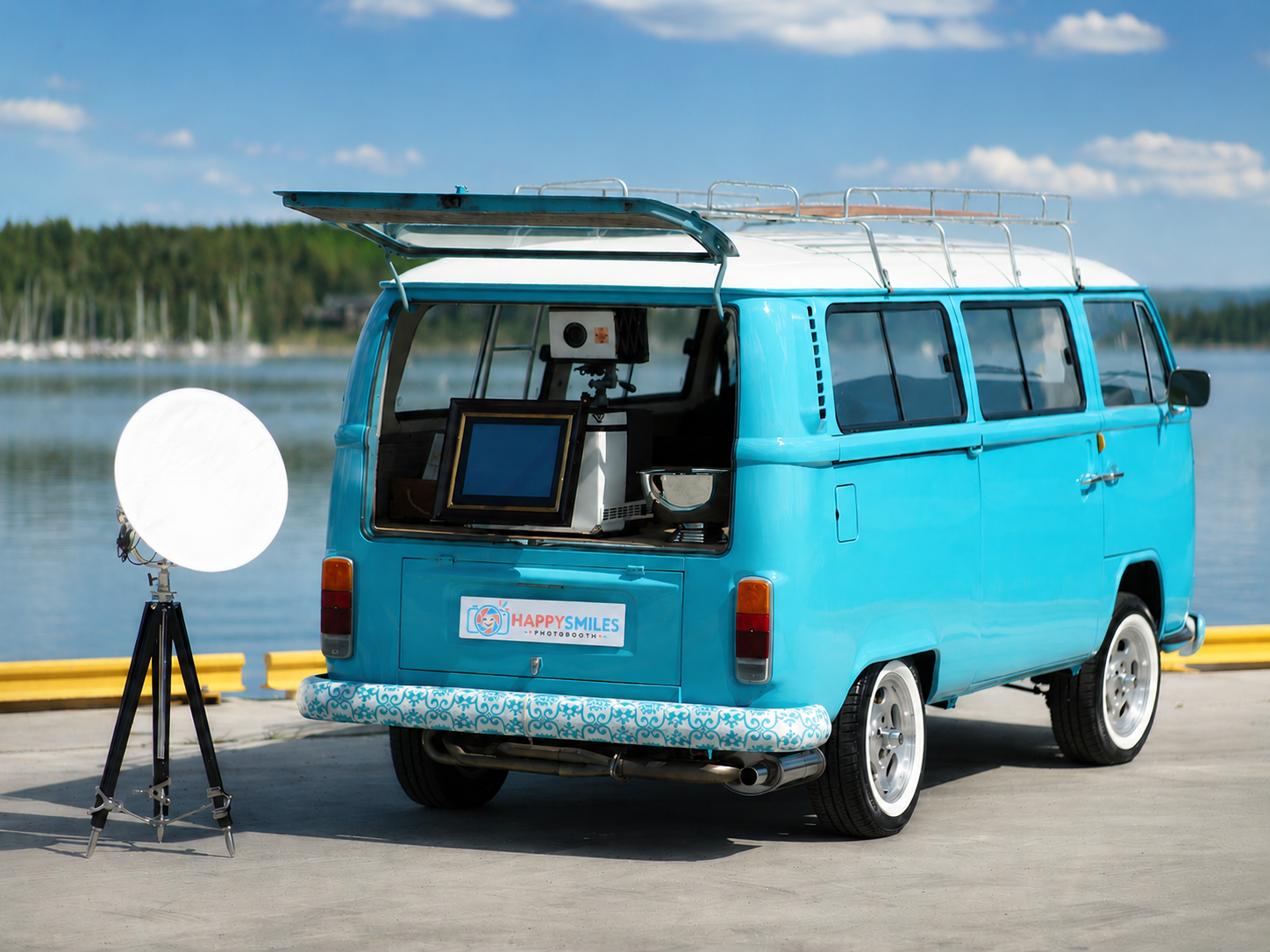 HappySmiles photobooth i Oslo, vintage VW-buss ved sjøen